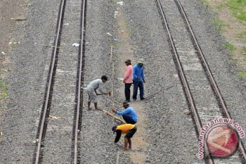 Dua Remaja Melakukan Pembakaran di Tengah Jalur Rel KA