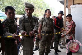 Empat usaha ekspedisi disegel garis polisi 