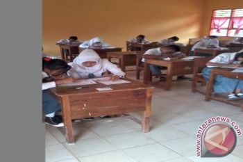 Seorang peserta UN OKU terpaksa didampingi keluarga
