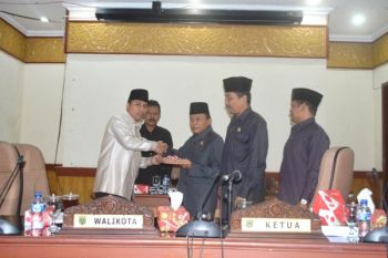 Wako Padang Panjang Sampikan LKPj 2014