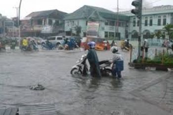 Jalan Terendam Air Akibatkan Sejumlah Motor Mogok