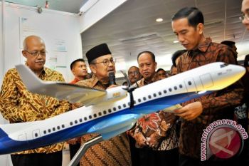 Habibie Presentasikan Pesawat R80 Pada Jokowi