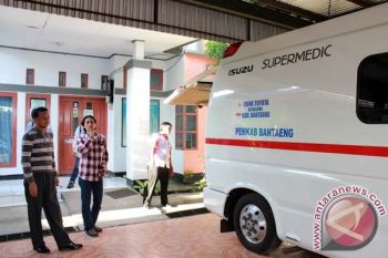 Aliyah Mustika serahkan bantuan ambulance di Jeneponto 