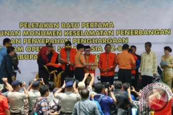 Warga dan Relawan Pencarian AirAsia Dapatkan Penghargaan