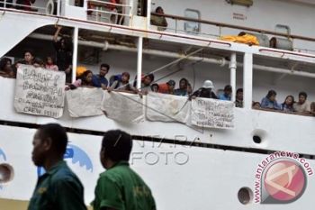 ABK dipotes buang sampah di laut 