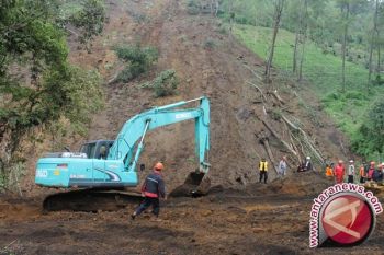 Butuh alat berat bersihkan material longsor Tsinga