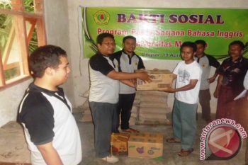 Mahasiswa S2 Bahasa Inggris Unram salurkan sumbangan untuk madrasah