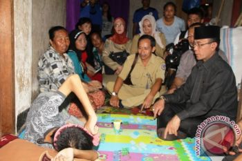 Wali Kota Kunjungi Warga Miskin Penderita Tumor