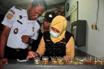 Napi dan Pegawai Lapas Purwokerto Dites Urine