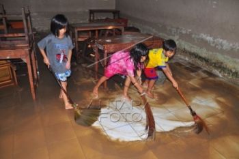 Banjir Boyolali-Solo Surut, Sisa Lumpur Mulai Dibersihkan