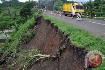 Longsor, Jalan Temanggung-Semarang Tersendat