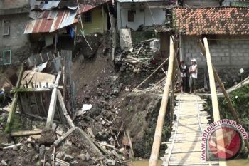 Tebing Sungai Code longsor lima rumah terdampak 