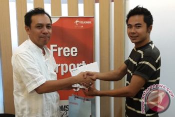 Telkomsel Serahkan Apresiasi Smartphone bagi Pelanggan Loyal