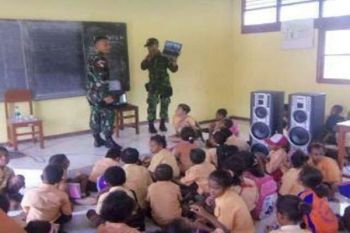 Satgas Pamtas RI-PNG mengajar siswa SD Keerom