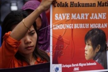 Umat Doakan Mary Jane Saat Misa Harian