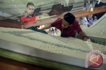 MEMBERSIHKAN AL QURAN RAKSASA