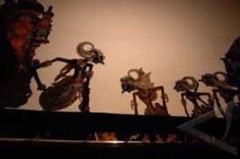 Peringatan Hari Buruh dengan Menggelar Wayang