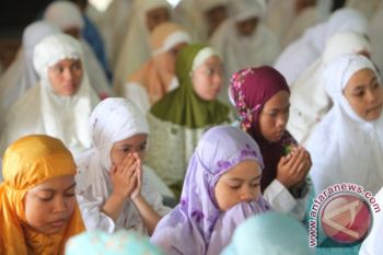 Siswa Madrasah Salat Hajat Jelang UN
