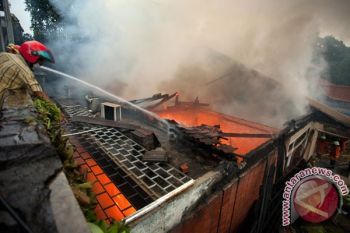 Dua Rumah Kakak Adik di Solo Ludes Terbakar