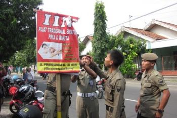 Satpol Turunkan Baliho