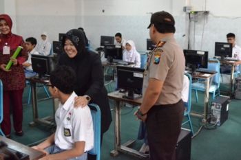 Pantau UN SMA