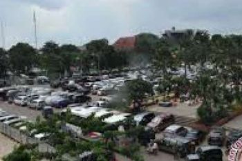 Warga Protes Bandara SSK Tak Jamin Kendaraan