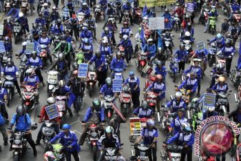 Ribuan Buruh Pulogadung Konvoi Menuju Monas