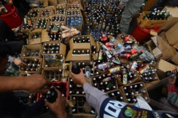 Polisi Amankan Ribuan Botol Ciu Tujuan Bogor
