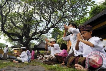 Umat Hindu Bali Gelar Ritual Banyu Pinaruh