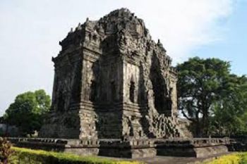 Candi Kalasan lapuk pengunjung dilarang terlalu mendekat 