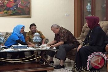 Keluarga gubernur didata kependudukan