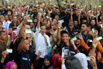 Jokowi Bagikan Tiga "Kartu Sakti" Tahap Kedua di Klaten