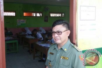 Bupati Kobar Tinjau Siswa SMP Sedang UN 