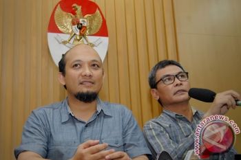 Novel Baswedan Berangkat ke Kantor Menggunakan Sepeda Motor