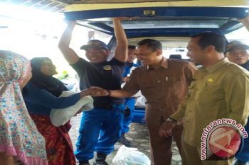 Dinsosnakertrans Salurkan 362 Paket Bantuan Korban Banjir