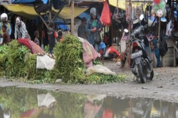 Pedagang keluhkan kerusakan jalan masuk Pasar Sentral Timika 