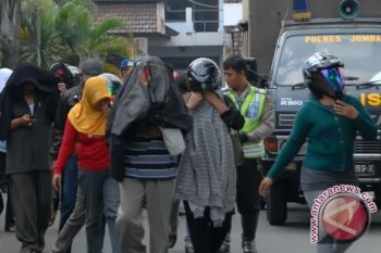 Razia Tempat Kos, Empat Pasangan Mesum Diamankan