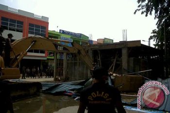Sebuah Gedung Sekolah Dihancurkan Tim Terpadu Batam