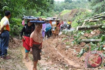 Longsoran Tutup Jalan Liki-Uberta