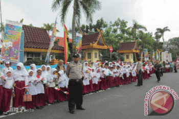 Ratusan anak sekolah sambut kedatangan Presiden Jokowi
