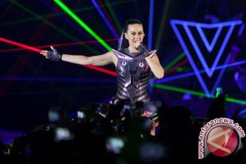 Konser "The Prismatic World Tour" Penuh Warna-Warni