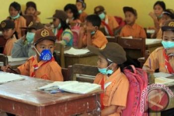  Wabup bagikan masker di sekolah sekitar Karangetang