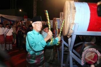 Gubernur Serahkan Dana Pembinaan Kecamatan/Desa se-Natuna