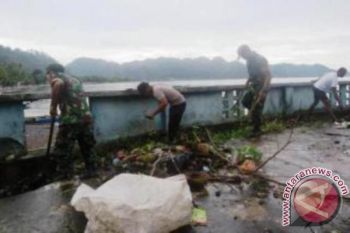 Kodim 1709/Yawa dan masyarakat bersih pantai Mariadei Serui