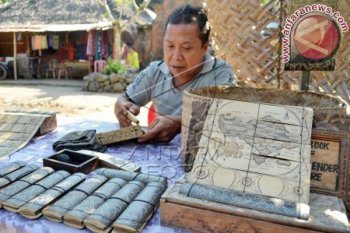 Kerajinan Daun Lontar