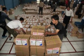 Gelombang Tinggi, Soal Ujian SD Berhasil Didistribusikan ke Karimunjawa