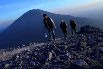 SAR Lakukan Pencarian Korban Jatuh di Kawah Merapi