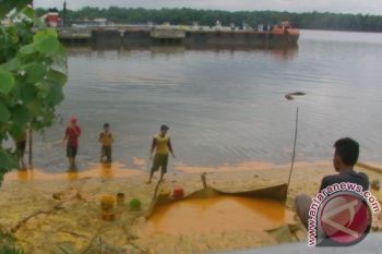 Tangki CPO Bocor, Warga Sekitar Panglima Utar Kumai Rebutan Mengambilnya