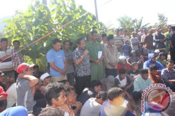 Ratusan Warga Antarkan Jenazah Korban Bentrok Massa