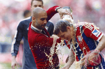 Bayern Angkat Trofi Juara Bundesliga